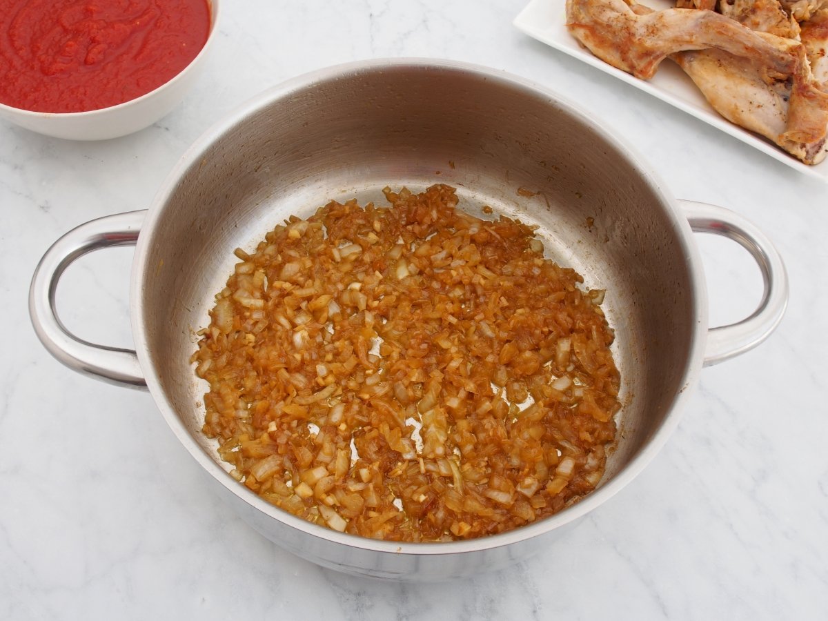 Sofreír la cebolla para el conejo con tomate