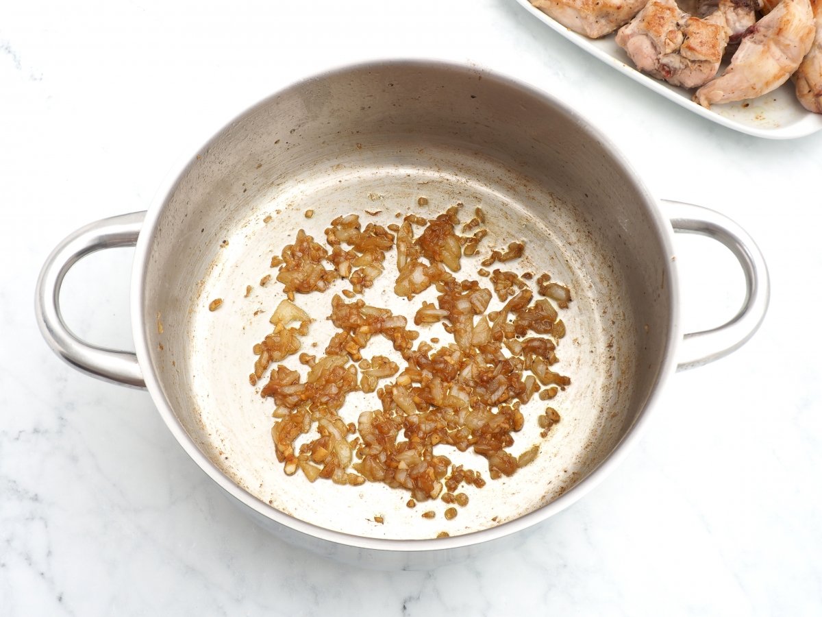 Sofreír la cebolla para el conejo en salsa de almendras
