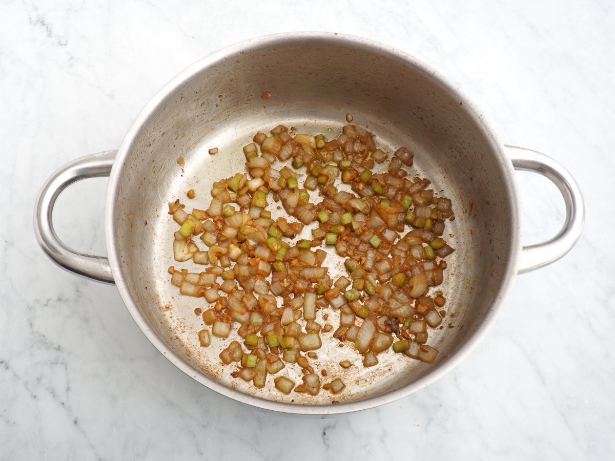 Sofreír la cebolla para el estofado