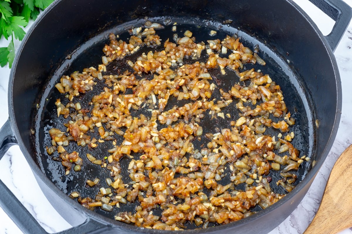 Sofreír la cebolla para el fricasé de pollo