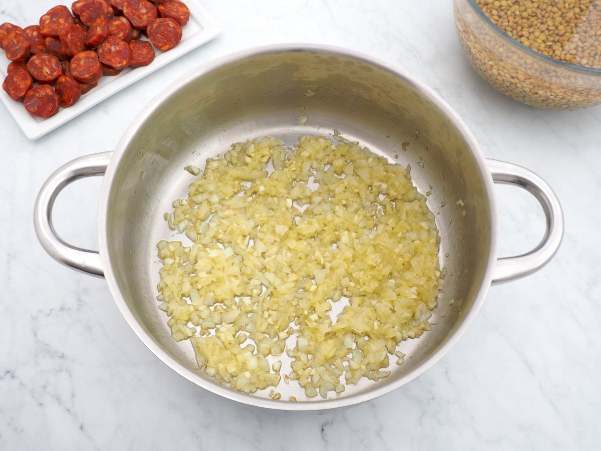 Sofreír la cebolla para el guiso de lentejas
