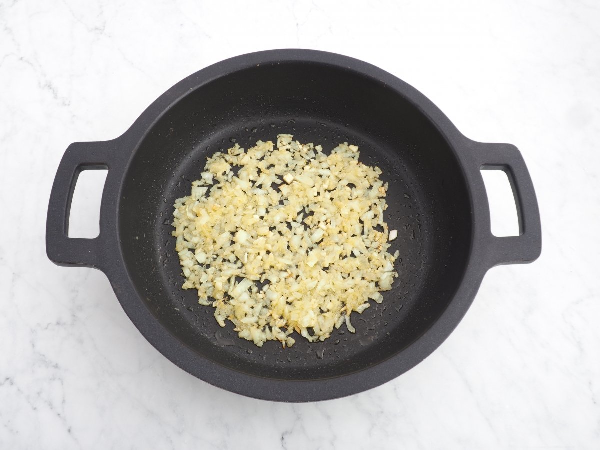 Sofreír la cebolla para la cazuela de pescado