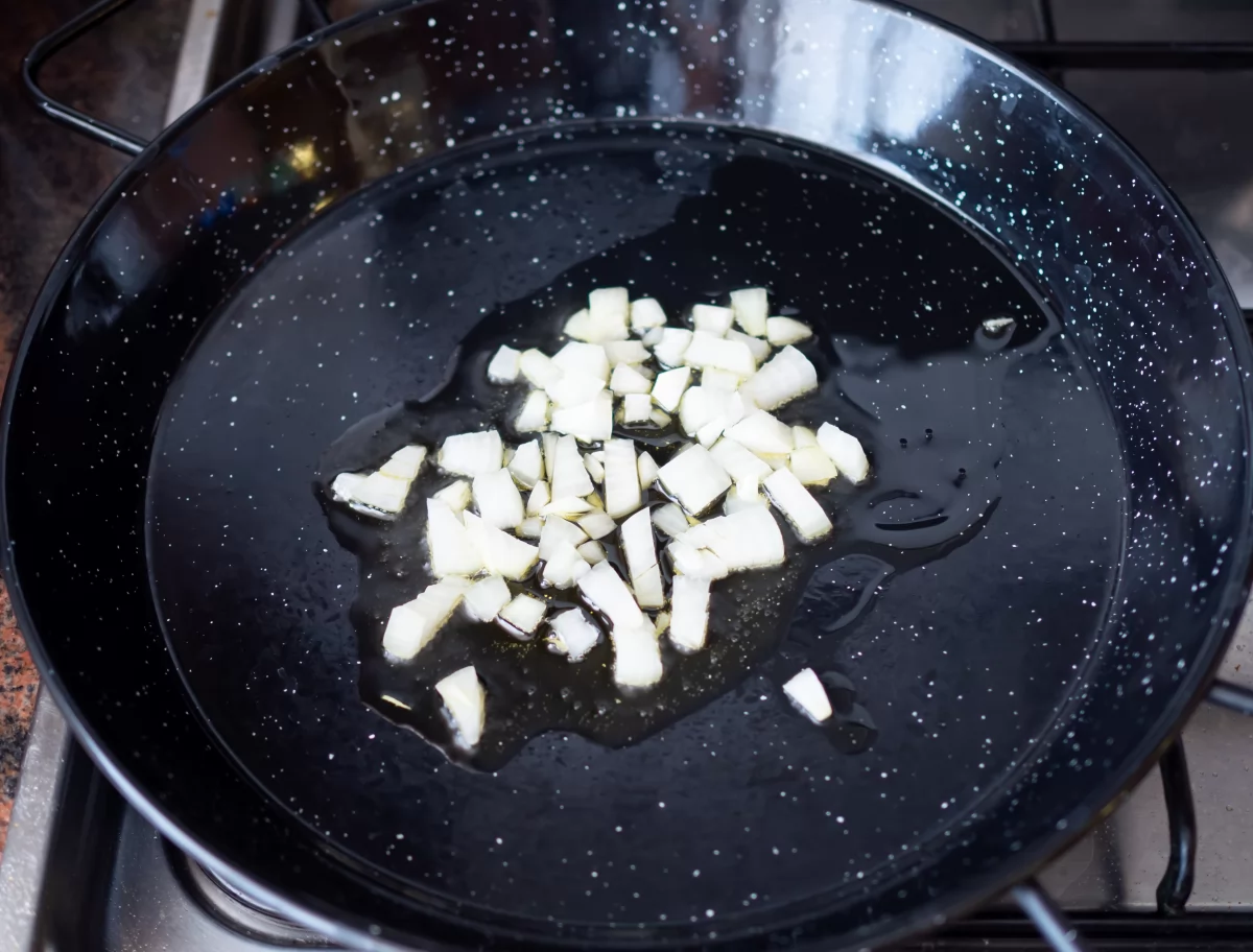 Fideuá de verduras 3 Sofreír la cebolla para la fideuá de verduras