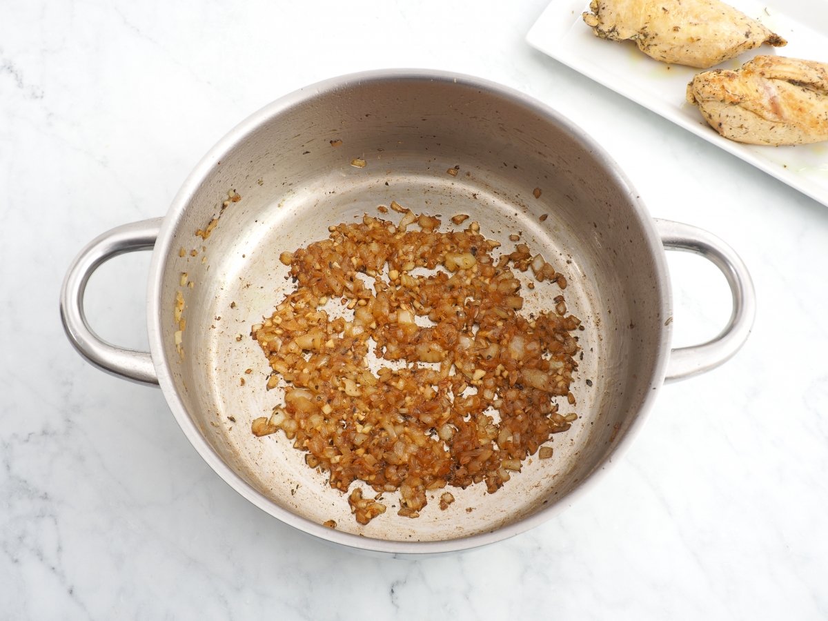 Sofreír la cebolla para la salsa de finas hierbas