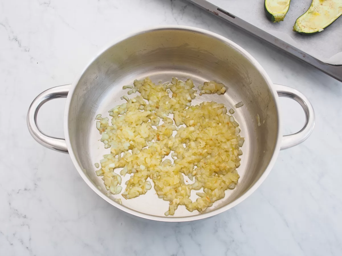 Sofreír la cebolla para los calabacines rellenos de carne