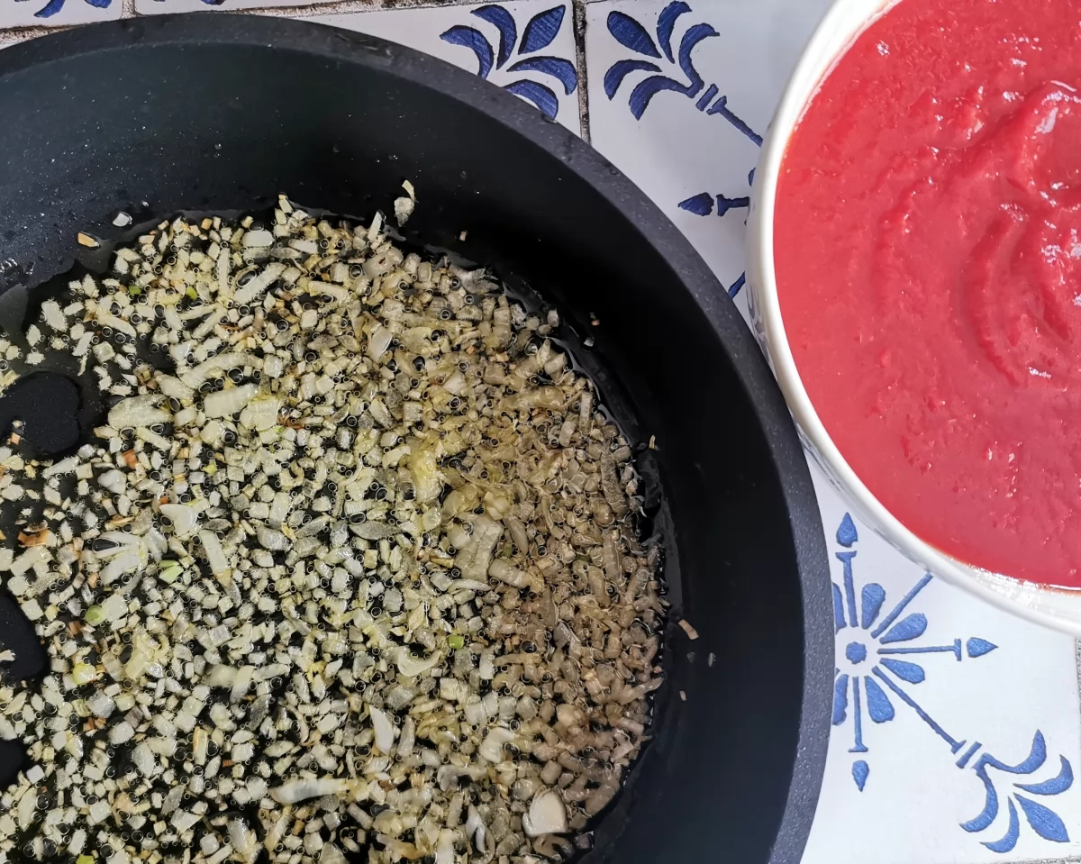 Risotto de tomate y parmesano 3 Sofreír la cebolla picada hasta que esté translúcida *