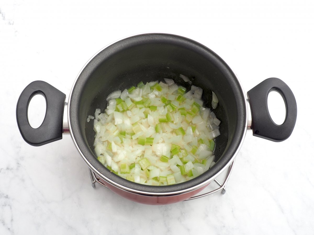 Sofreír la cebolla y el apio con mantequilla