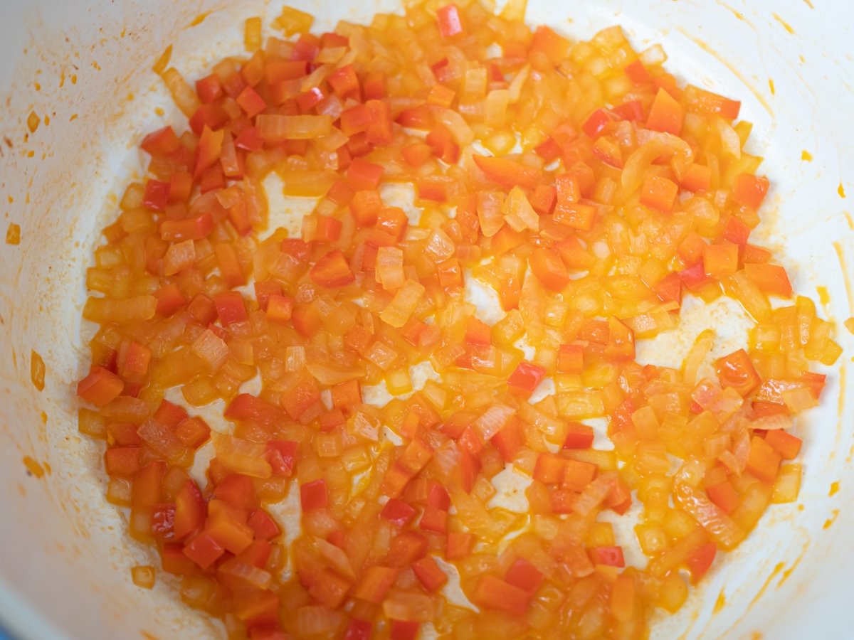 Sofreír la cebolla y el pimiento rojo para el arroz con chorizo