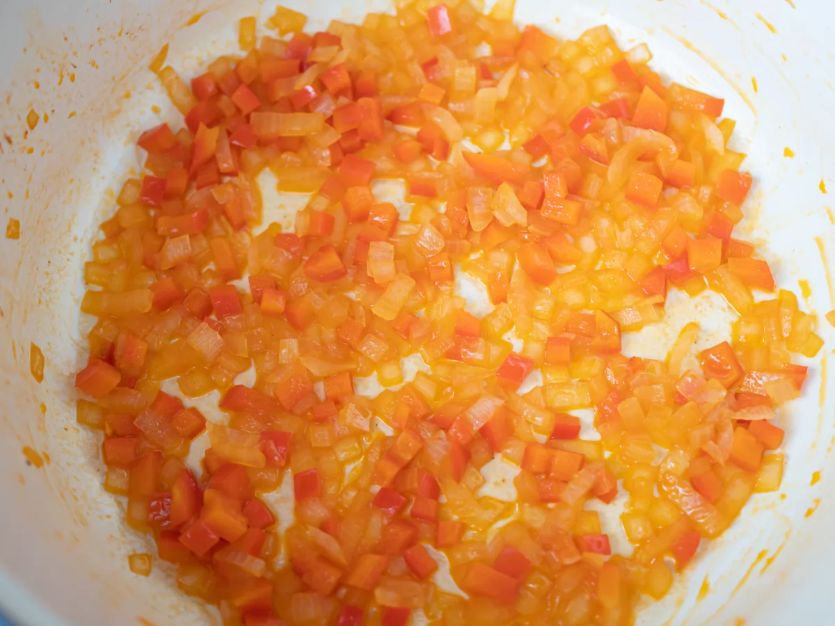 Arroz con chorizo 4 Sofreír la cebolla y el pimiento rojo para el arroz con chorizo *