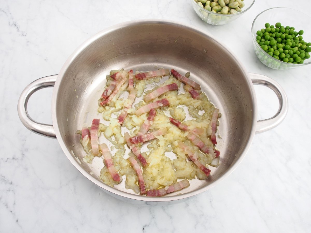 Sofreír la cebolleta con la panceta para la garmugia