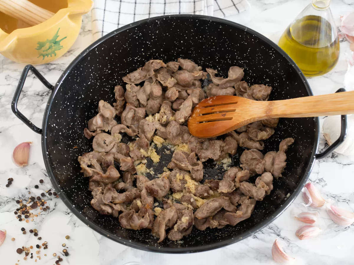 Mollejas de pollo al ajillo 4 Sofreír las mollejas junto a los ajos y pimienta negra para las mollejas de pollo al ajillo