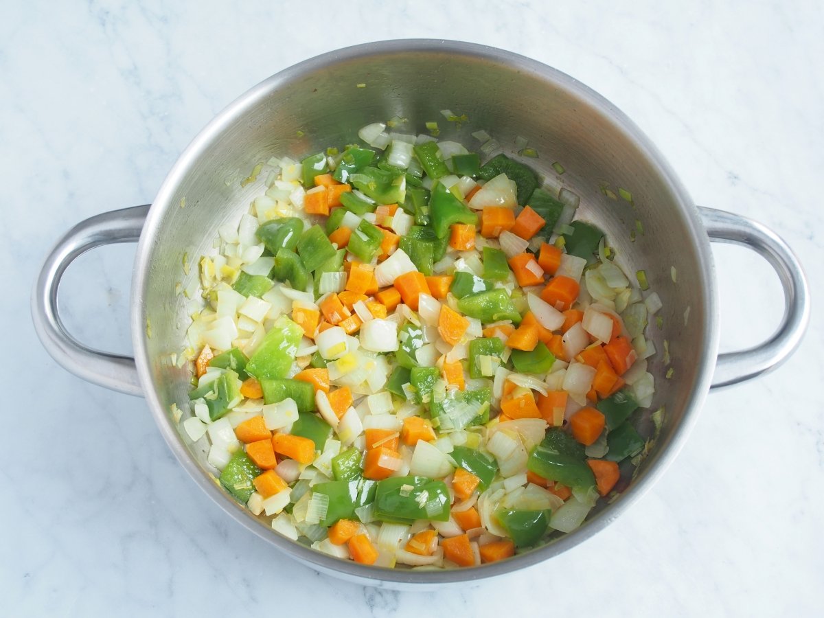 Sofreír las verduras para la sopa de marisco