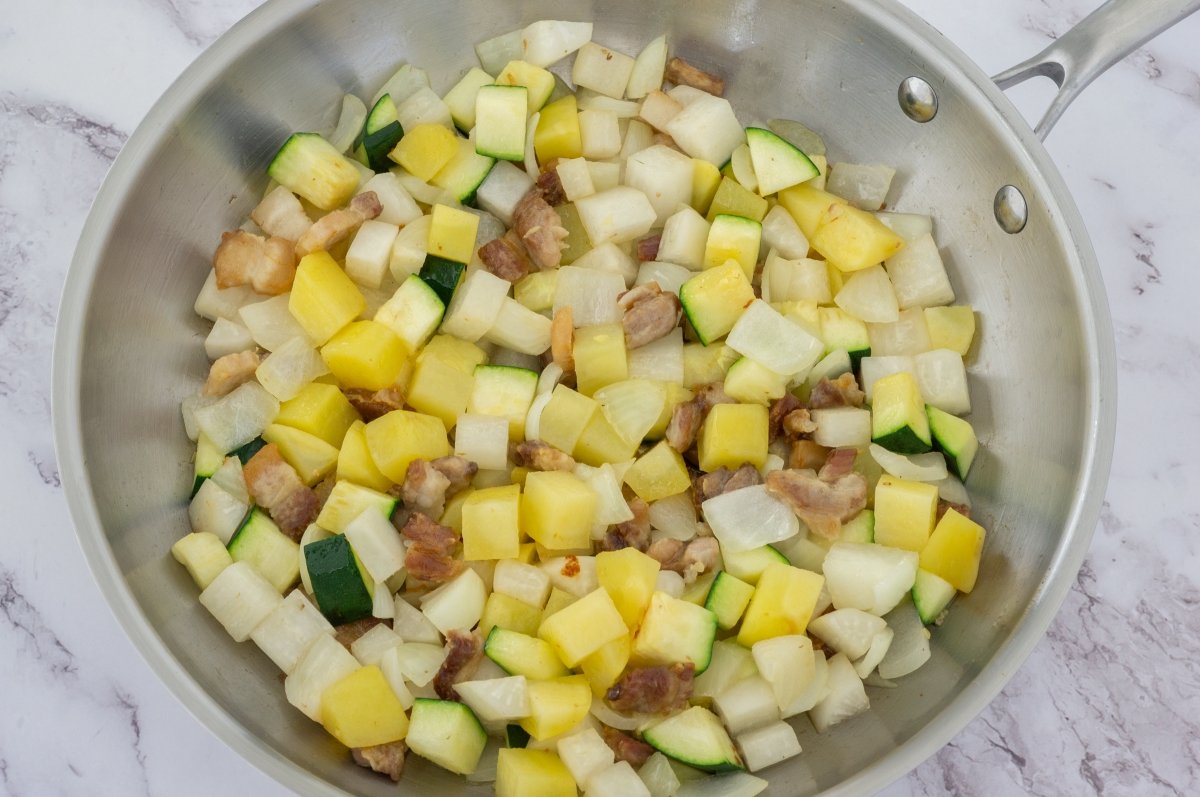Sofreír las verduras para los jajangmyeon