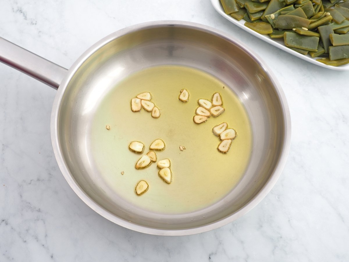 Sofreír los ajos para la ajada