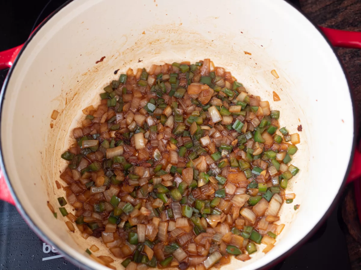 Sofreír pimiento y cebolla para el arroz caldoso de conejo *