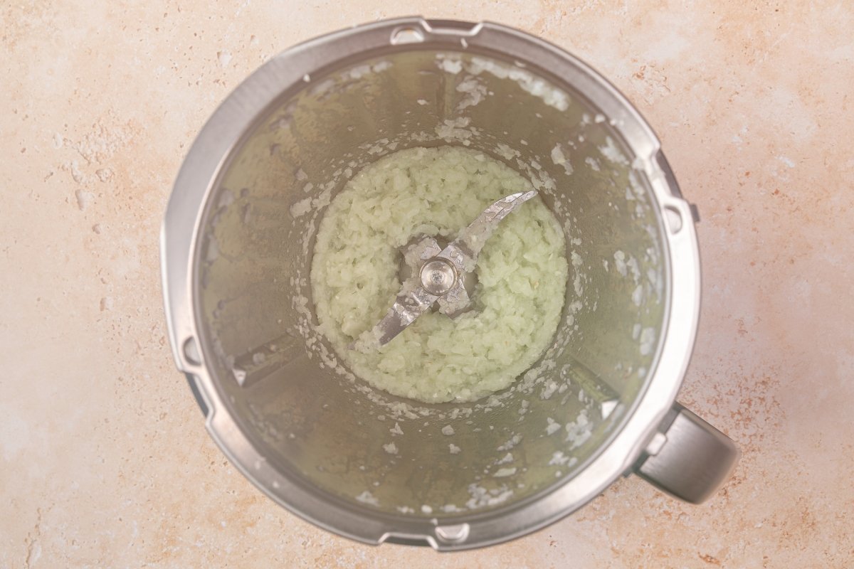 Sofriendo cebolla para el pollo al curry con Thermomix