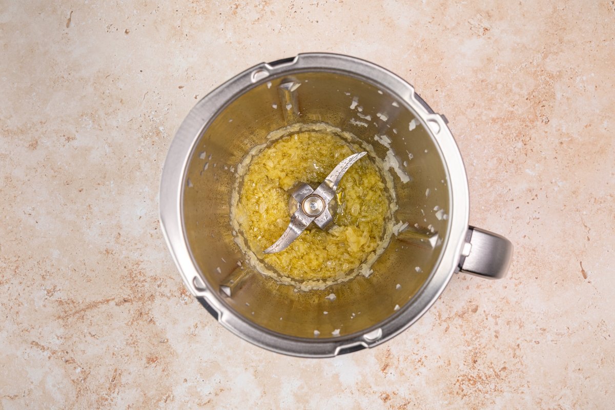 Sofriendo cebolla para el pollo con almendras en Thermomix