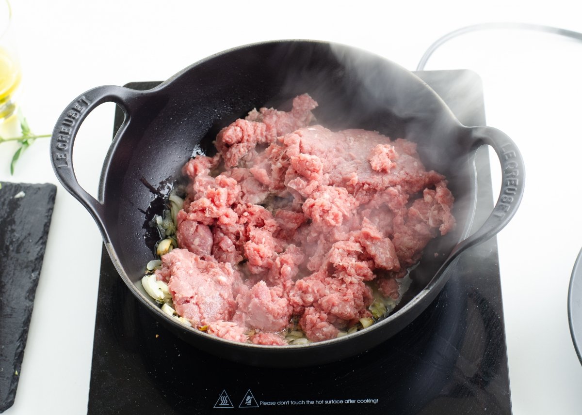 Sofriendo la carne para hacer canelones de carne