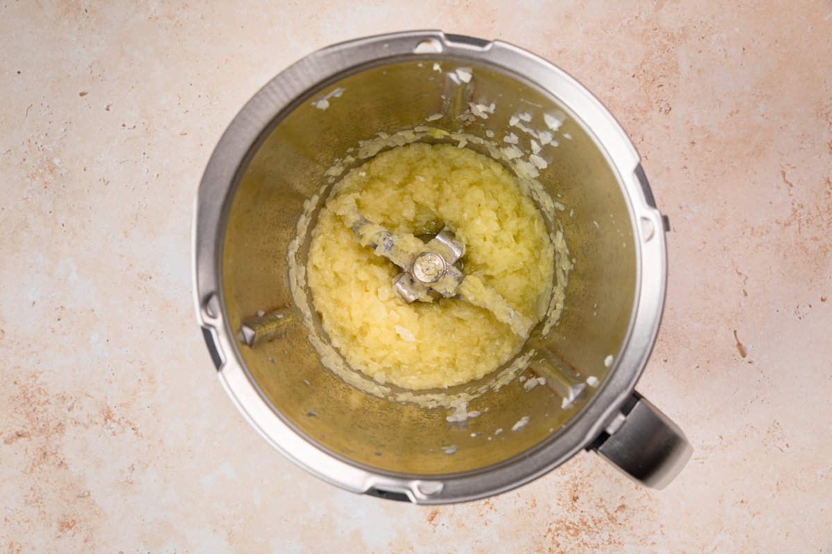 Sofriendo la cebolla para los callos veganos con y sin Thermomix