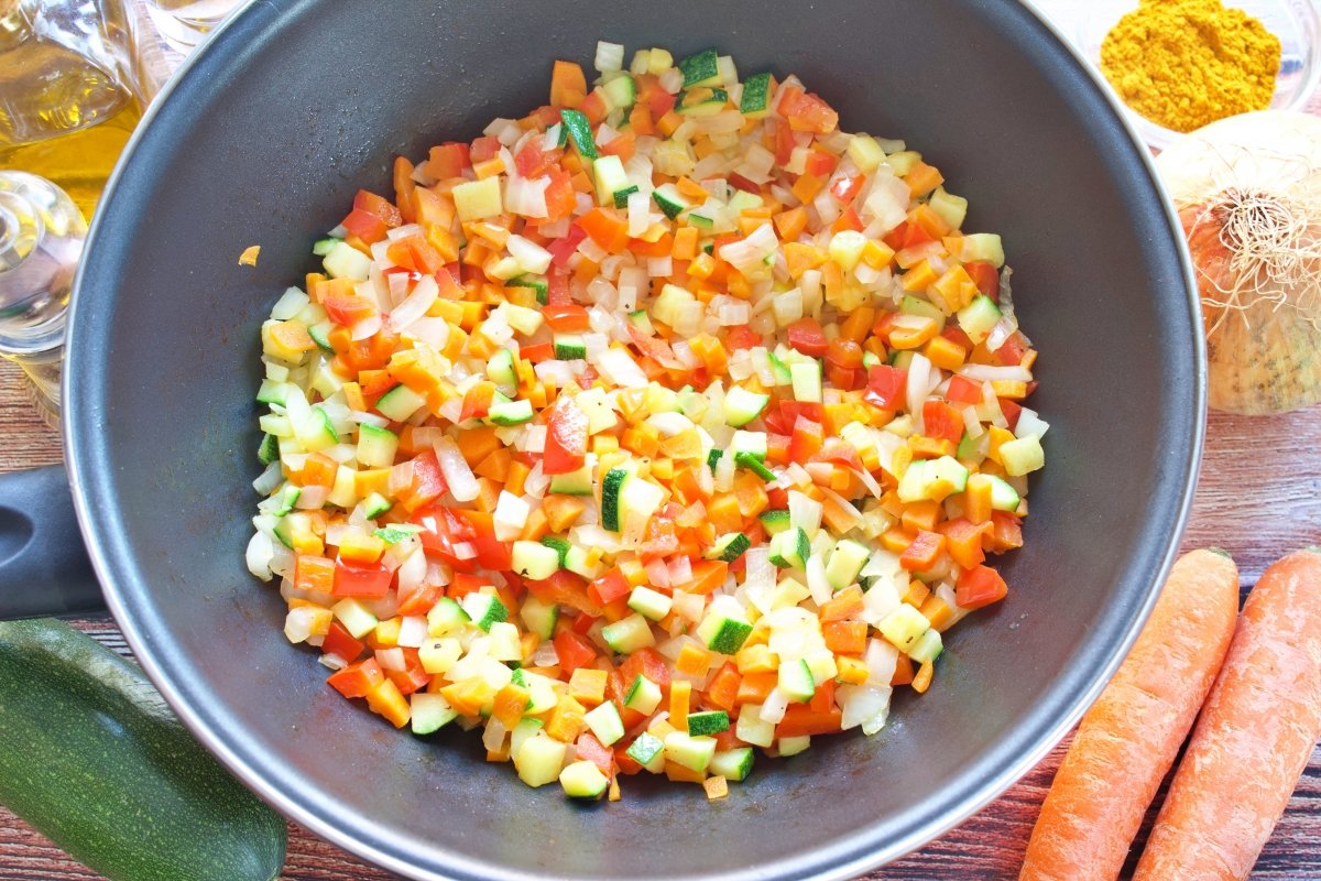 Sofriendo las verduras picadas para hacer el cuscús de verduras