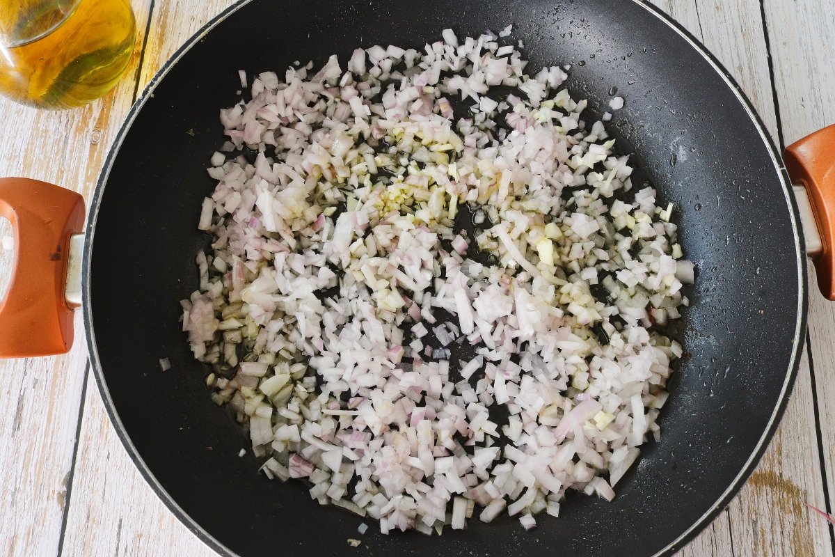 Sofrito de ajo laminado y cebolla en pluma
