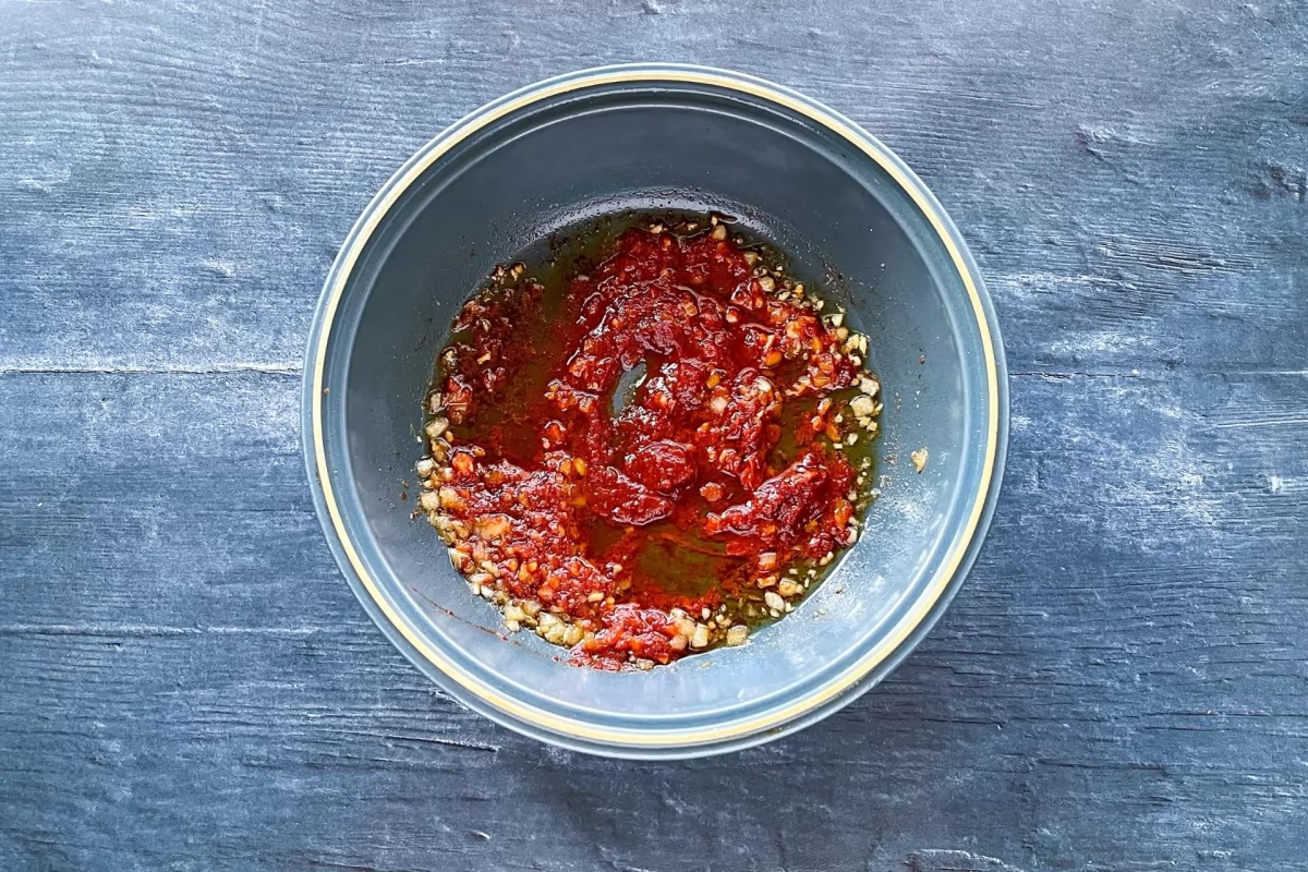 Cordero al chilindrón 8 Sofrito de ajo y cebolla con pimiento choricero *