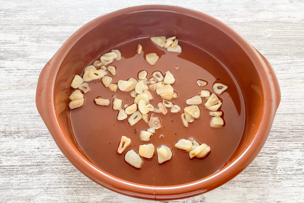 Cordero al ajillo 4 Sofrito de ajos laminados
