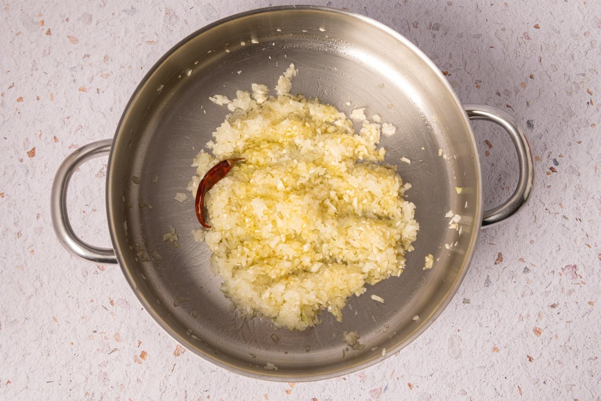 Sofrito de cebolla, ajo, perejil y guindillas