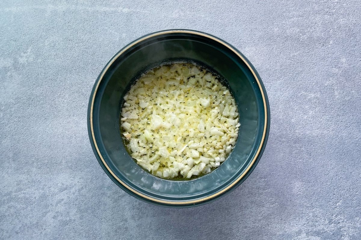 Sofrito de cebolla para elaborar croquetas de arroz