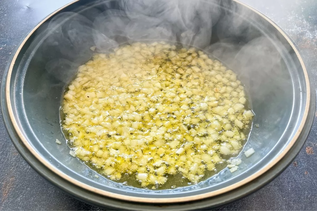 Sofrito de cebolla para elaborar la salsa de salchichas y tomate *