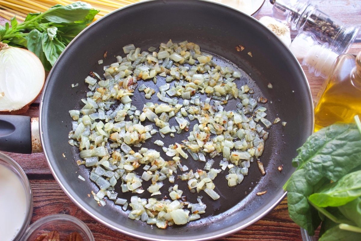 Sofrito de cebolla y ajo para los tallarines verdes peruanos