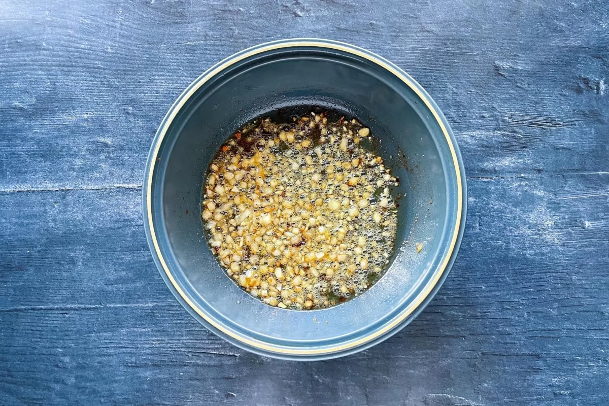 Cordero al chilindrón 7 Sofrito de cebolla y ajo salpimentado *