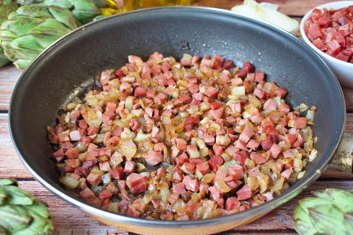 Sofrito de cebolla y jamón para el relleno de las alcachofas rellenas de jamón