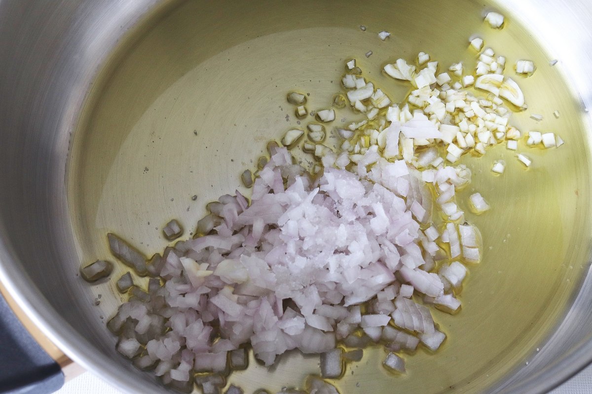Sofrito de cebolla y pimiento verde para potaje de vigilia