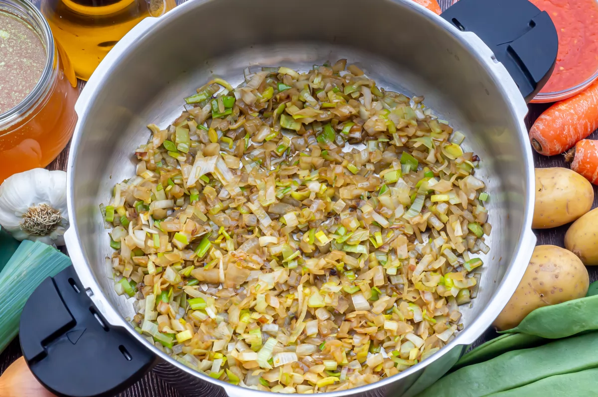 Ternera guisada con verduras 5 Sofrito de cebolla y puerro *