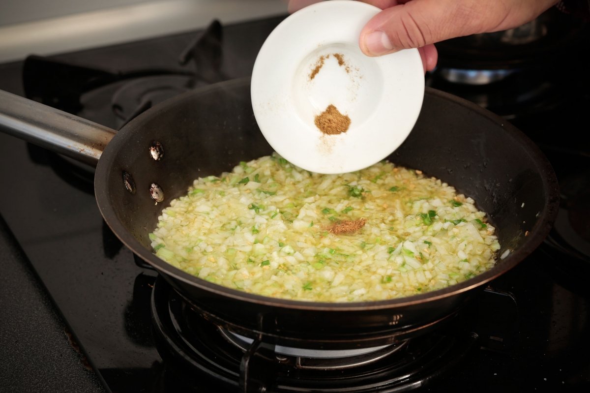 Sofrito de cebolleta, cebolla, ajo y comino