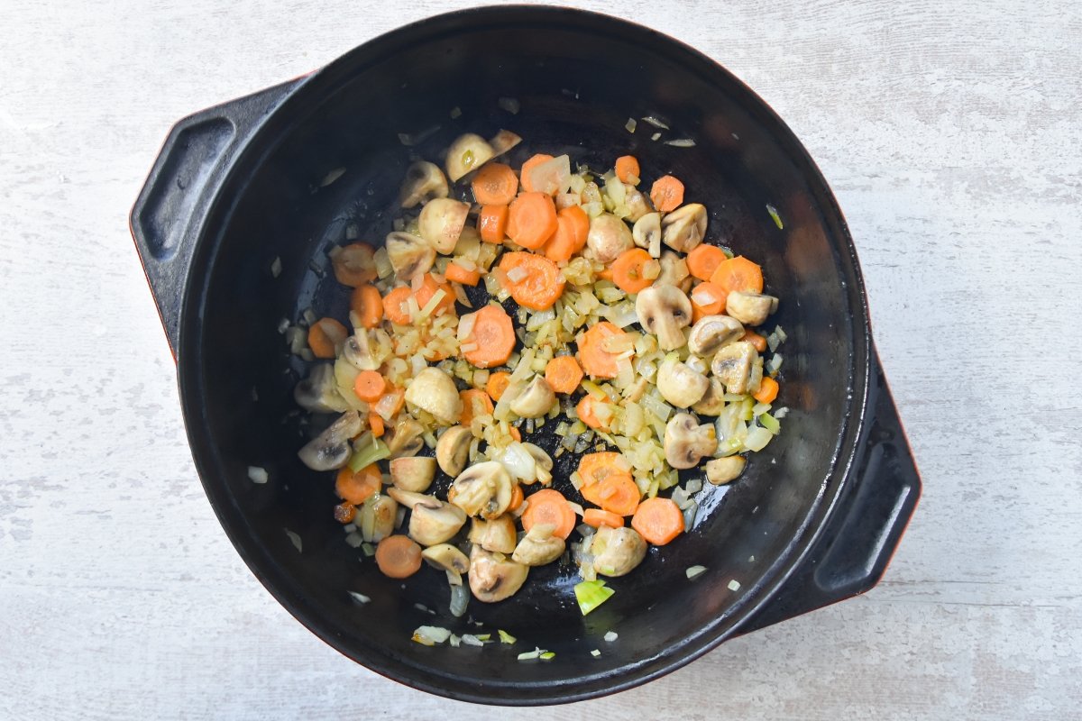 Sofrito de chalotas, ajo, puerro, zanahorias y apio