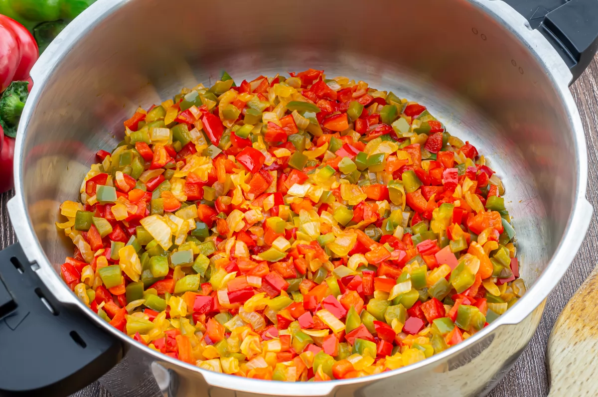 Magro de cerdo al chilindrón 6 Sofrito de pimiento y cebolla para el chilindrón