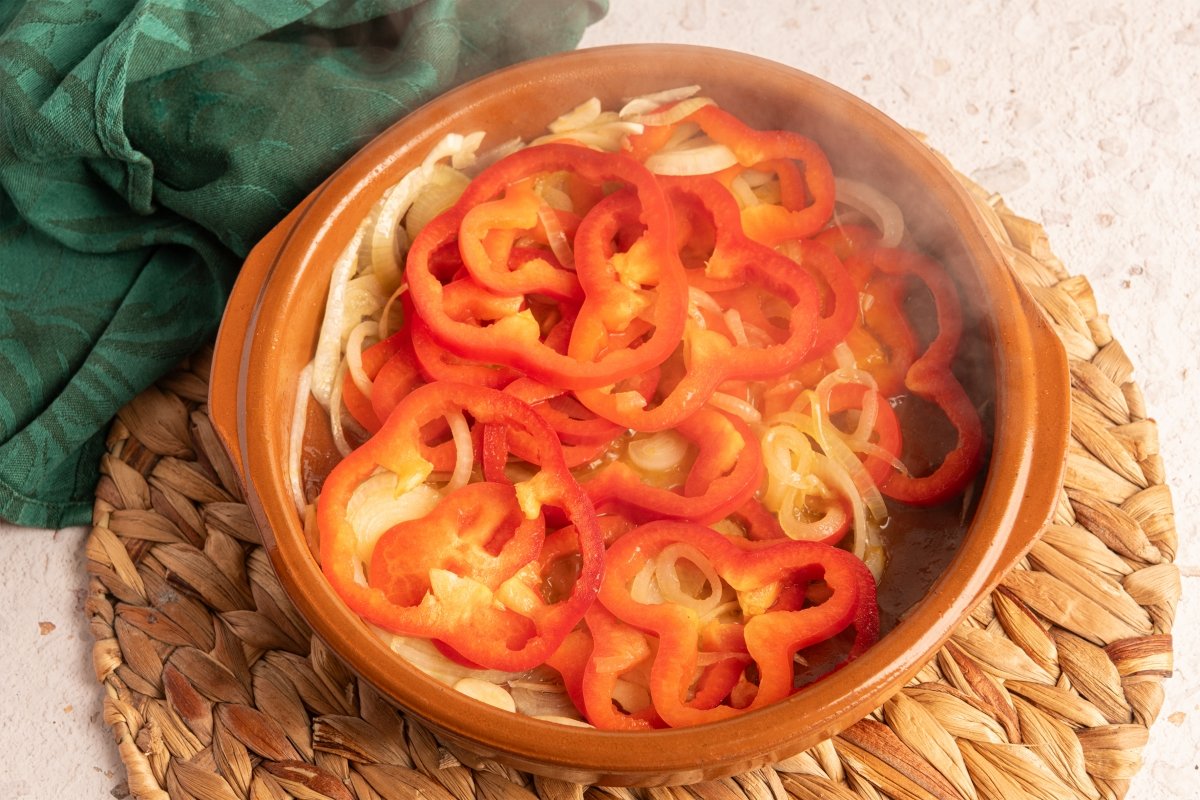 Sofrito de pimiento y cebolla para la moqueca de peixe