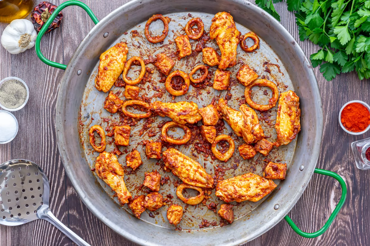 Paella mixta 5 Sofrito de tomate con la carne y los calamares *