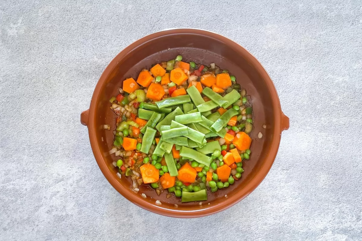 Sofrito de verduras con judía verde y guisantes de temporada *