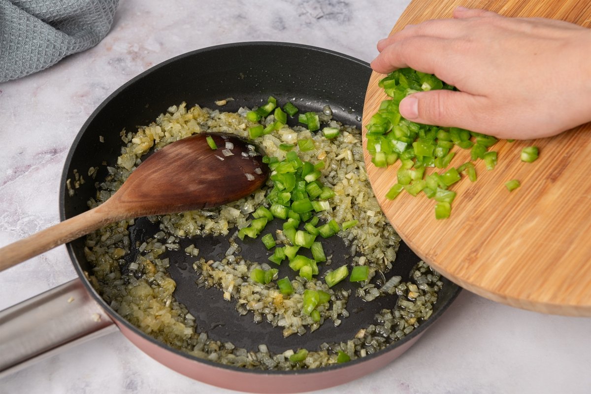 Sofrito para las alubias con almejas