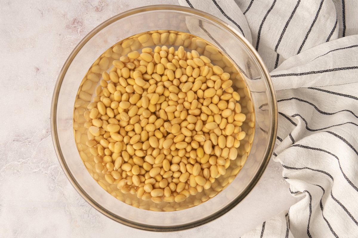 Soak yellow soybeans to make soy milk