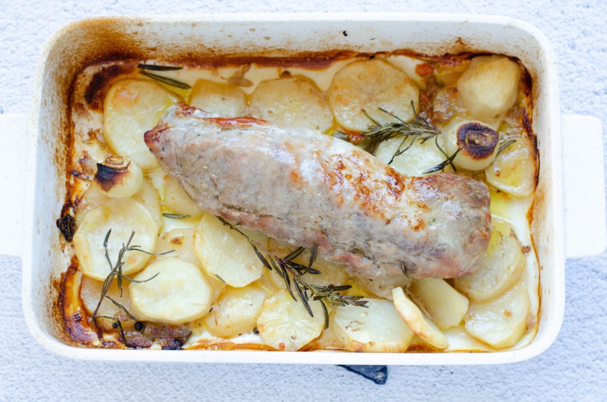 Solomillo de cerdo al horno con patatas listo