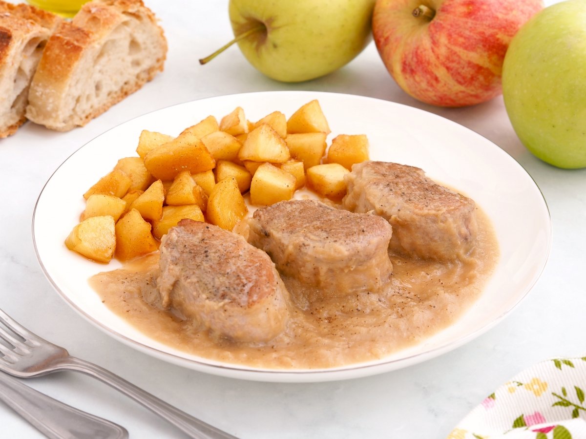 Solomillo de cerdo con manzana listo para servir