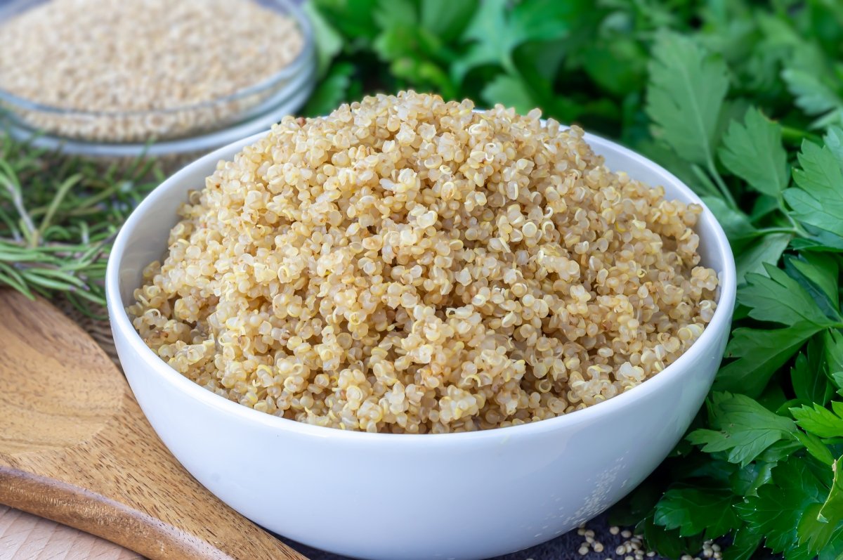Soltar la quinoa cocida con el tenedor