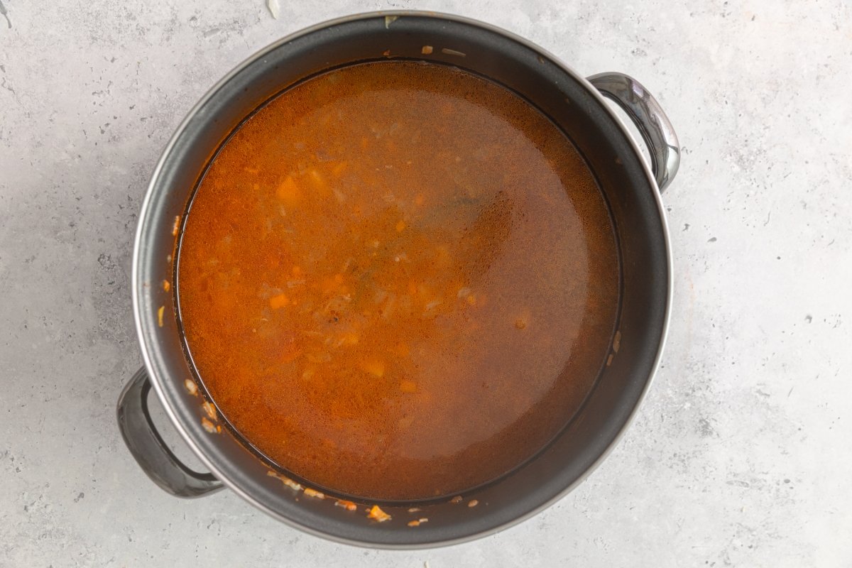 Sopa de carne y verduras antes del brócoli