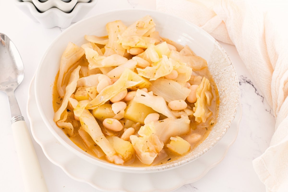 Sopa de col en el plato