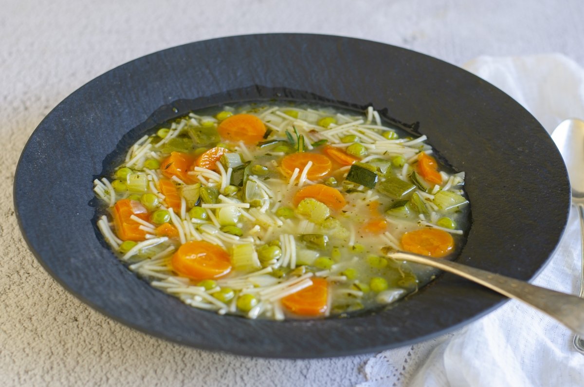 Sopa de fideos con verduras en el plato