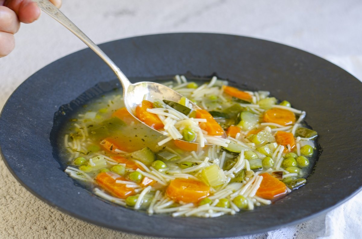 Sopa de fideos con verduras lista para degustar